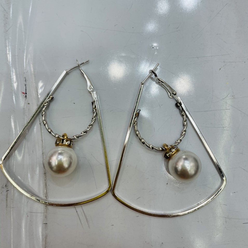 Dongdaemun, South Korea's fashionable, simple and compact stud earrings 2021 new Summer short and simple earrings for women 1