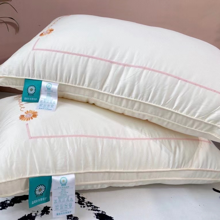 ✔️洋甘菊是菊科植物！
具有很好的肌肤舒敏性
严格萃取洋甘菊精粹成分，温和肌肤
睡眠中也可以给肌肤“微养护”