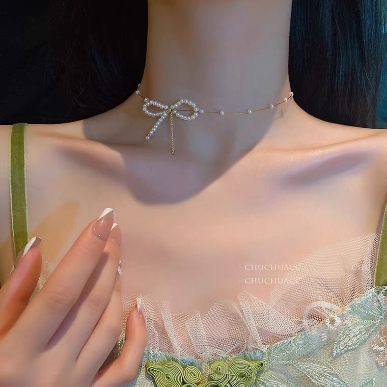 Pearl bow necklace for women's summer, a light luxury and niche design with a fairy-like charm. 2021 new style collarbone chain detail image 4