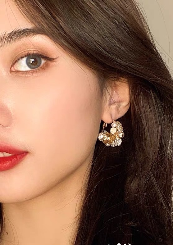Three-dimensional flower high-end earrings, French internet-famous ear rings, feminine charm, Korean earrings with a unique design sense Application Scenario