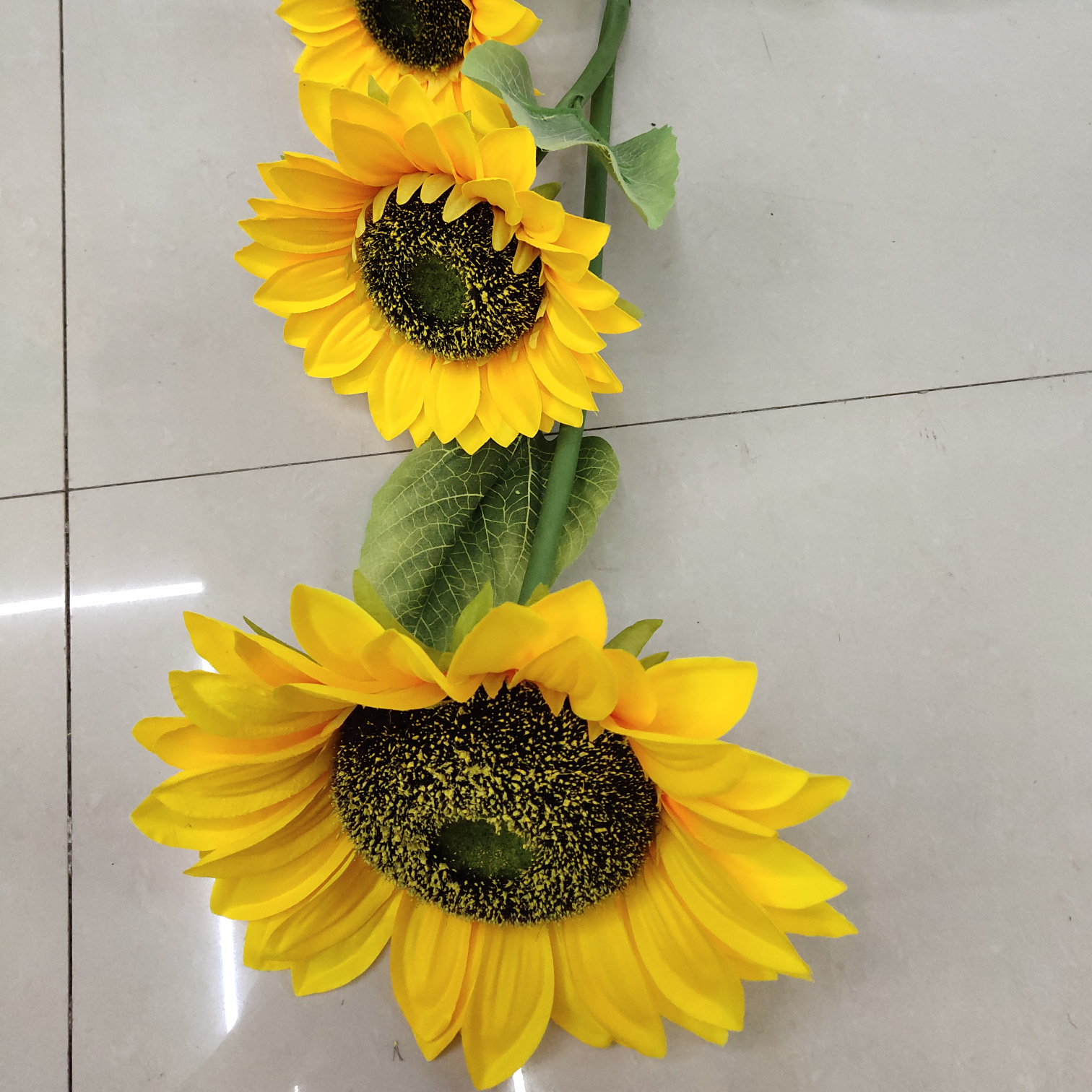 Factory direct sales with favorable prices. High-quality high, medium and low-end artificial flowers, Qingming flowers and other 3 tall sunflowers with bright colors