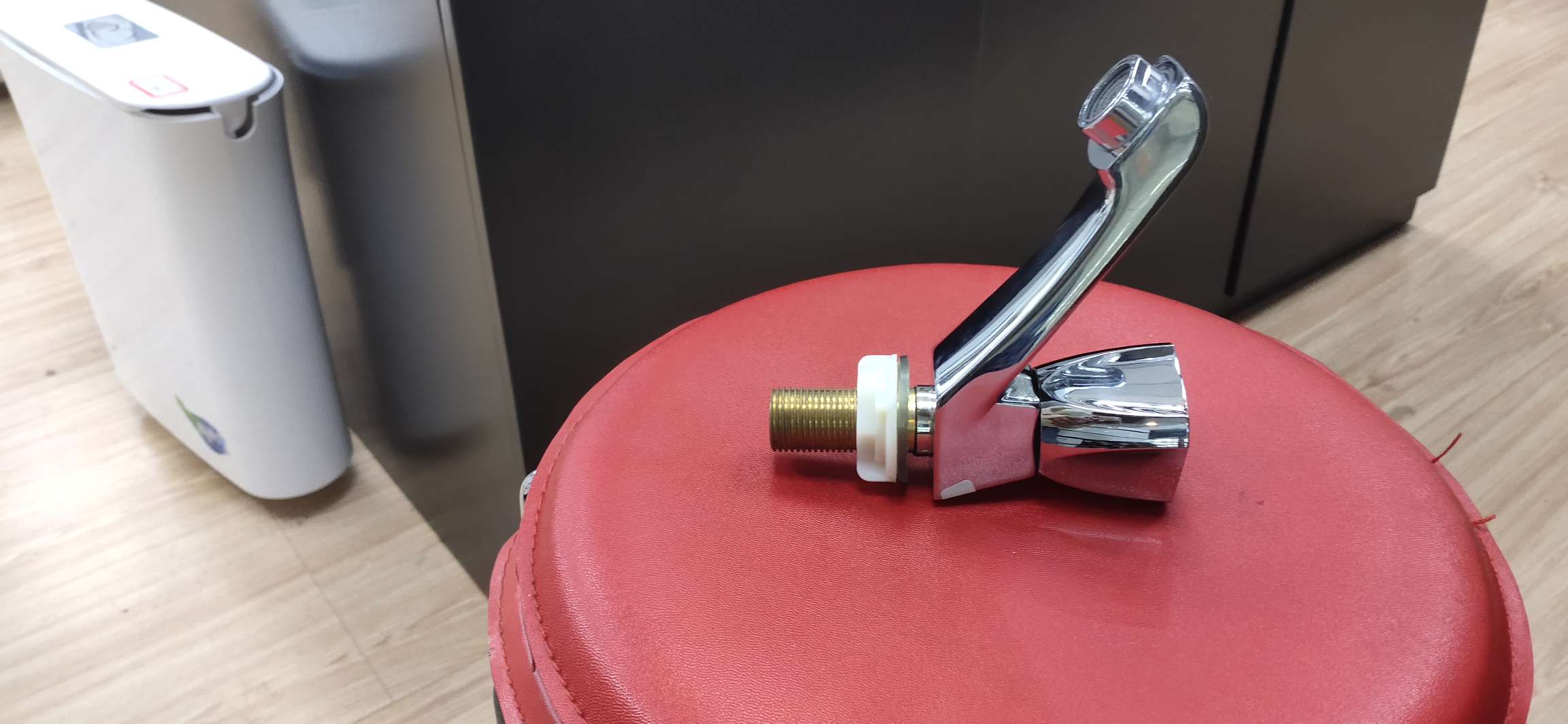 电镀面盆冷热水龙头防冻电热水龙头 Faucet 家用厨房卫生间 2产品图