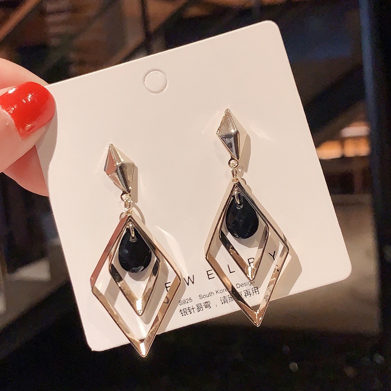 Three dimensional diamond earrings. European and American.