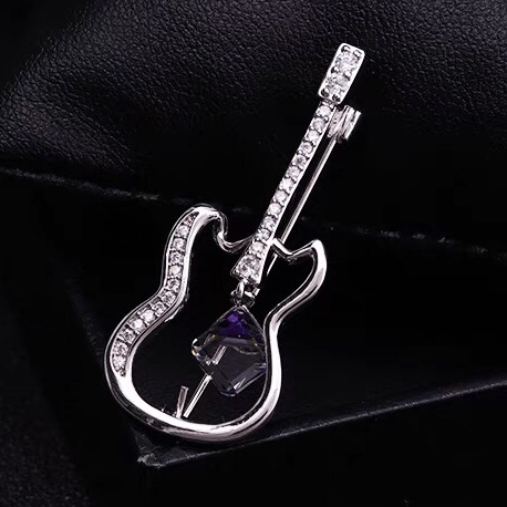 Exquisite violin brooch