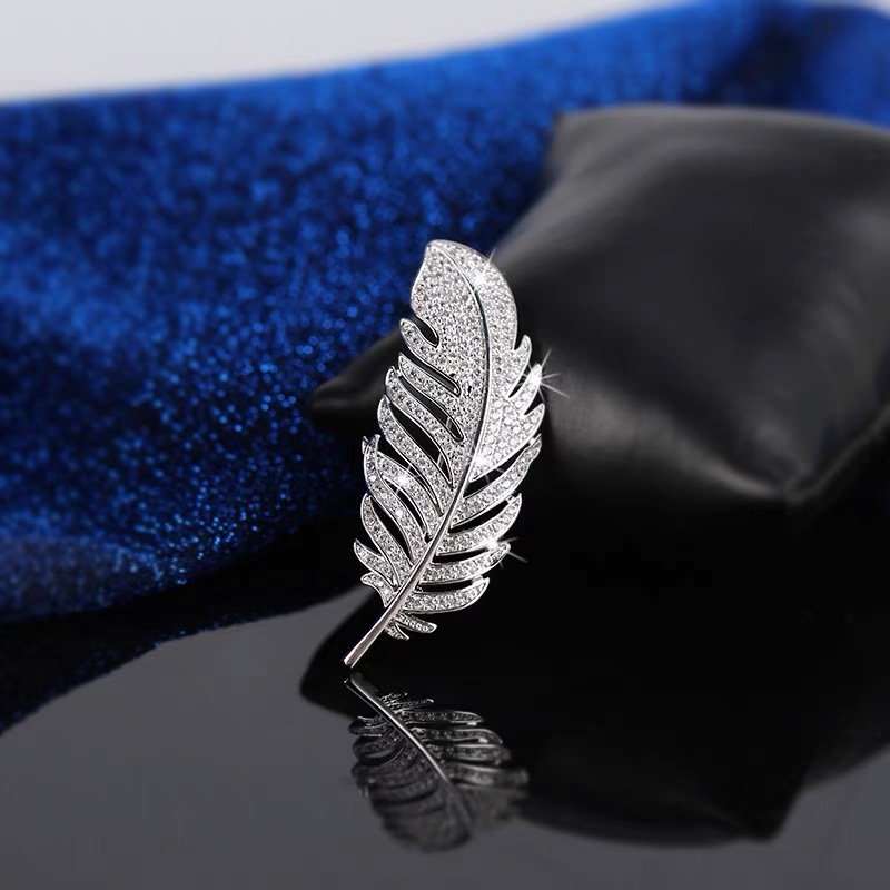 Korean vintage feather brooch women's coat Creative coat Fashion large pin coat sweater Silk scarf buckle with accessories