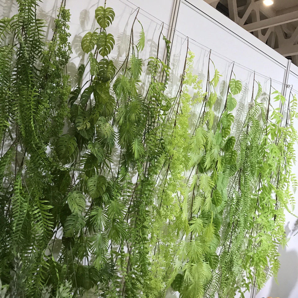 1.7-meter plastic leaf