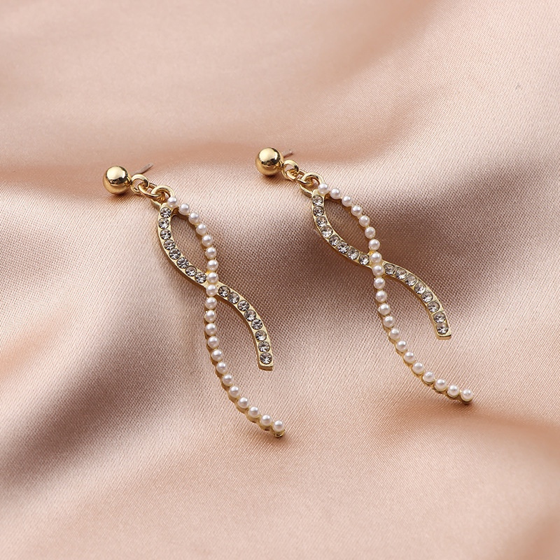 Figure-eight rice bead earrings. Simple and generous.