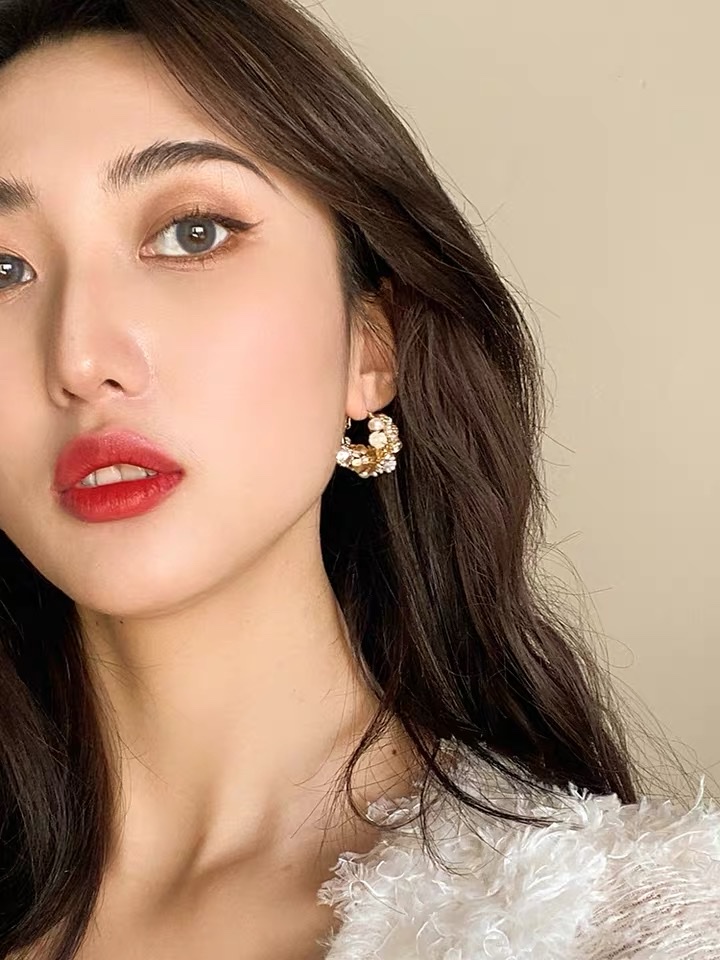 Three-dimensional flower high-end earrings, French internet-famous ear rings, feminine charm, Korean earrings with a unique design sense Specification image
