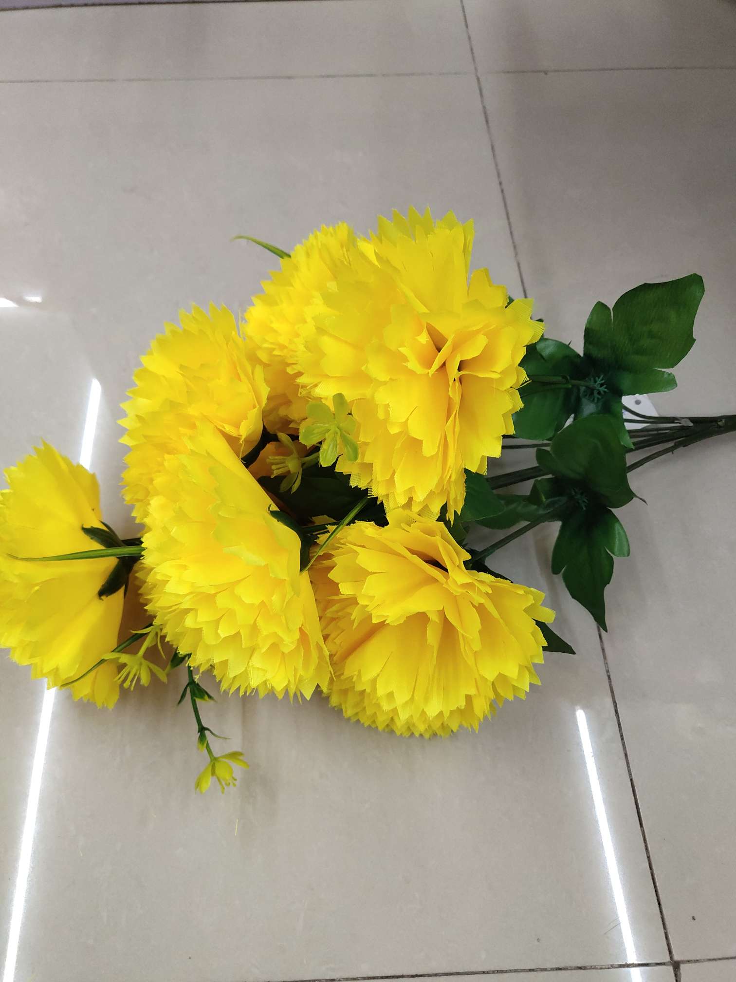 Factory direct sales with favorable prices. High-quality, high, medium and low-end artificial flowers, Qingming flowers and other 9-head silk cloth double-cut cloves Item Picture
