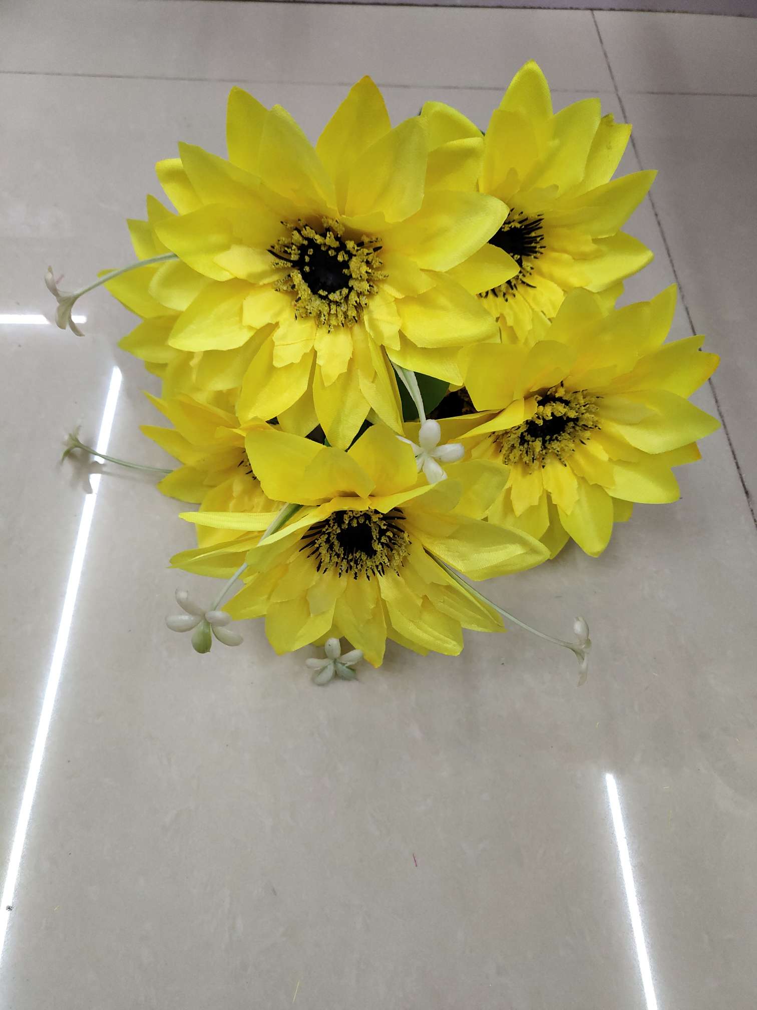 Factory direct sales with favorable prices. High-quality, high, medium and low-end artificial flowers, Qingming flowers and other 7-head sparkling everlasting red. Welcome to customize with samples detail image 3
