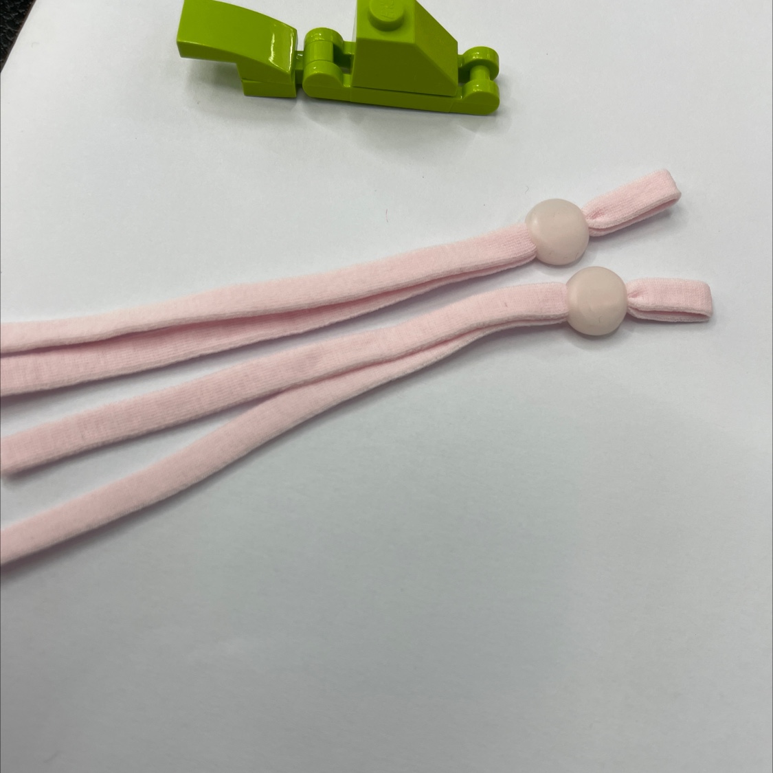 浅粉口罩松紧耳绳、调节耳绳白底实物图