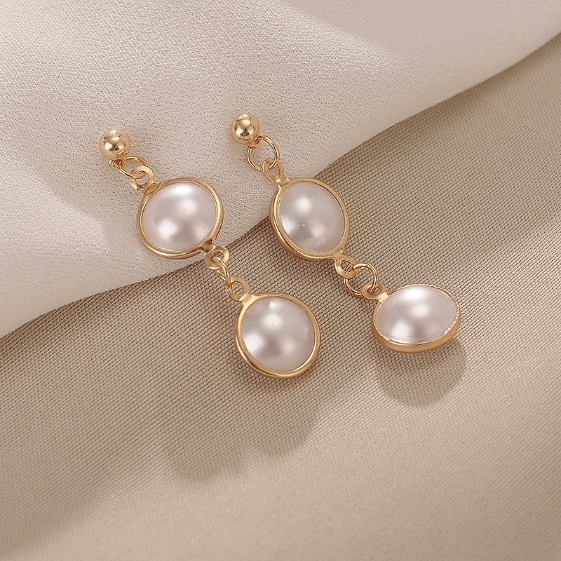 Pearl bag with long side earrings, delicate and small.