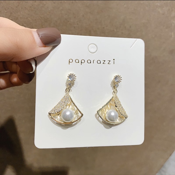Stud earrings C19