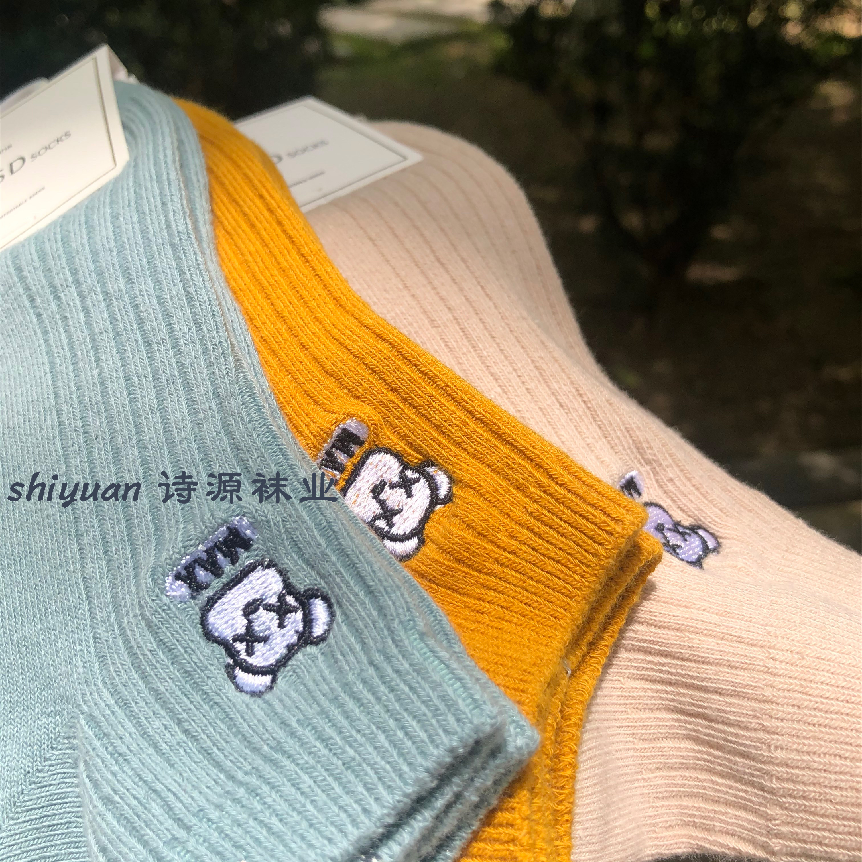 إن ما يقرب من مائة نسخة من الجوارب الزوارق ذات الإبر الجديدة في الحرم الجامعي Item Picture