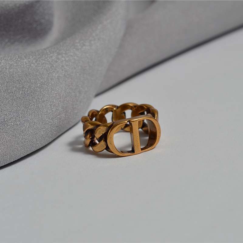 A three-piece set of chain letter necklace, bracelet and ring, with a high-end, retro and aged metal style. It's a trendy collarbone chain details Picture