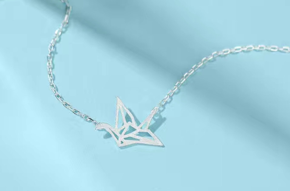 017 Women's necklace: Simple style collarbone necklace, French light luxury niche new product, exquisite pendant detail image 2