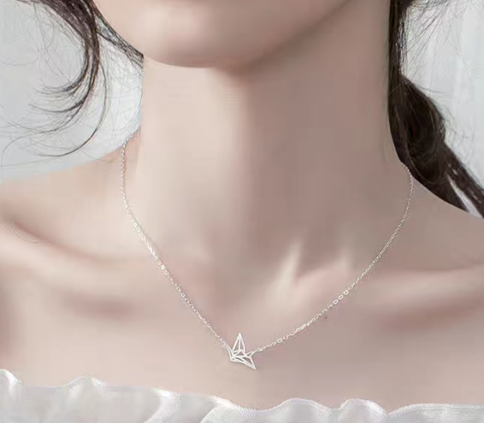 017 Women's necklace: Simple style collarbone necklace, French light luxury niche new product, exquisite pendant Item Picture