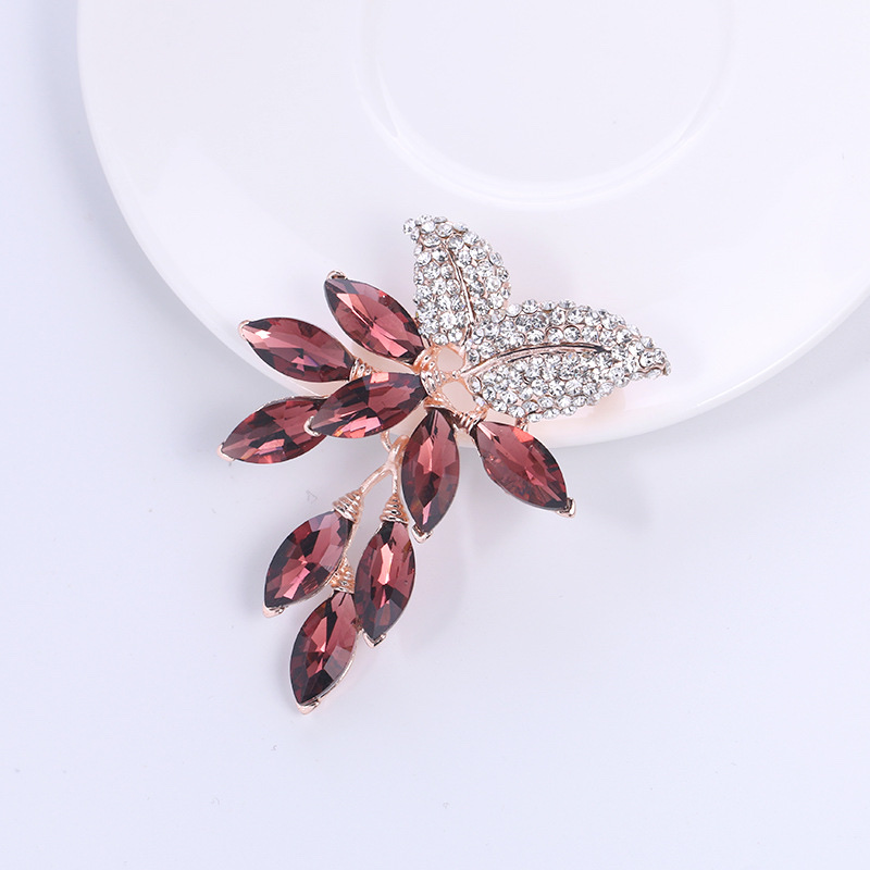 New best-selling crystal and water diamond corsages from Europe and America, women's best-selling glass brooches, pins, small accessories, clothing and accessories details Picture