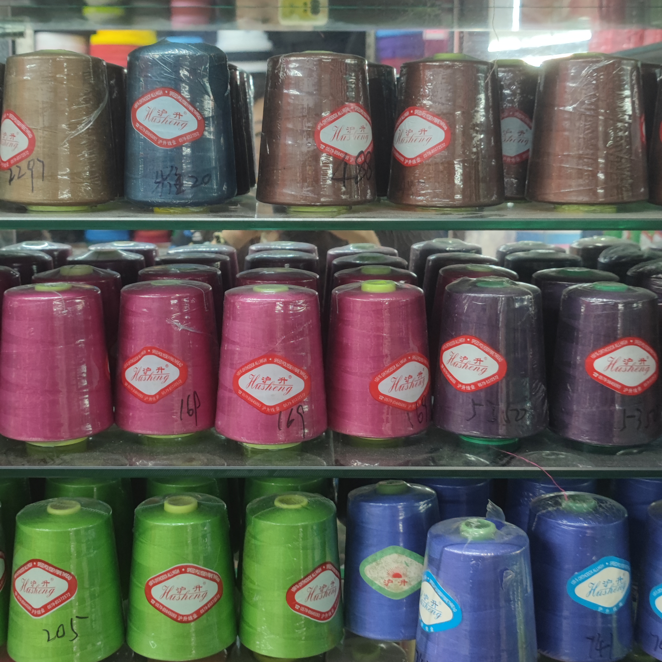 厂家直销来样定做，8000码涤纶线，高速缝纫线，平车线，各种型号规格颜色