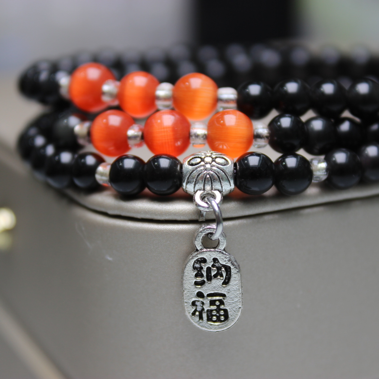 A 15-year-old store offers a 5mm three-ring white jade crystal pearl obsidian bracelet Item Picture
