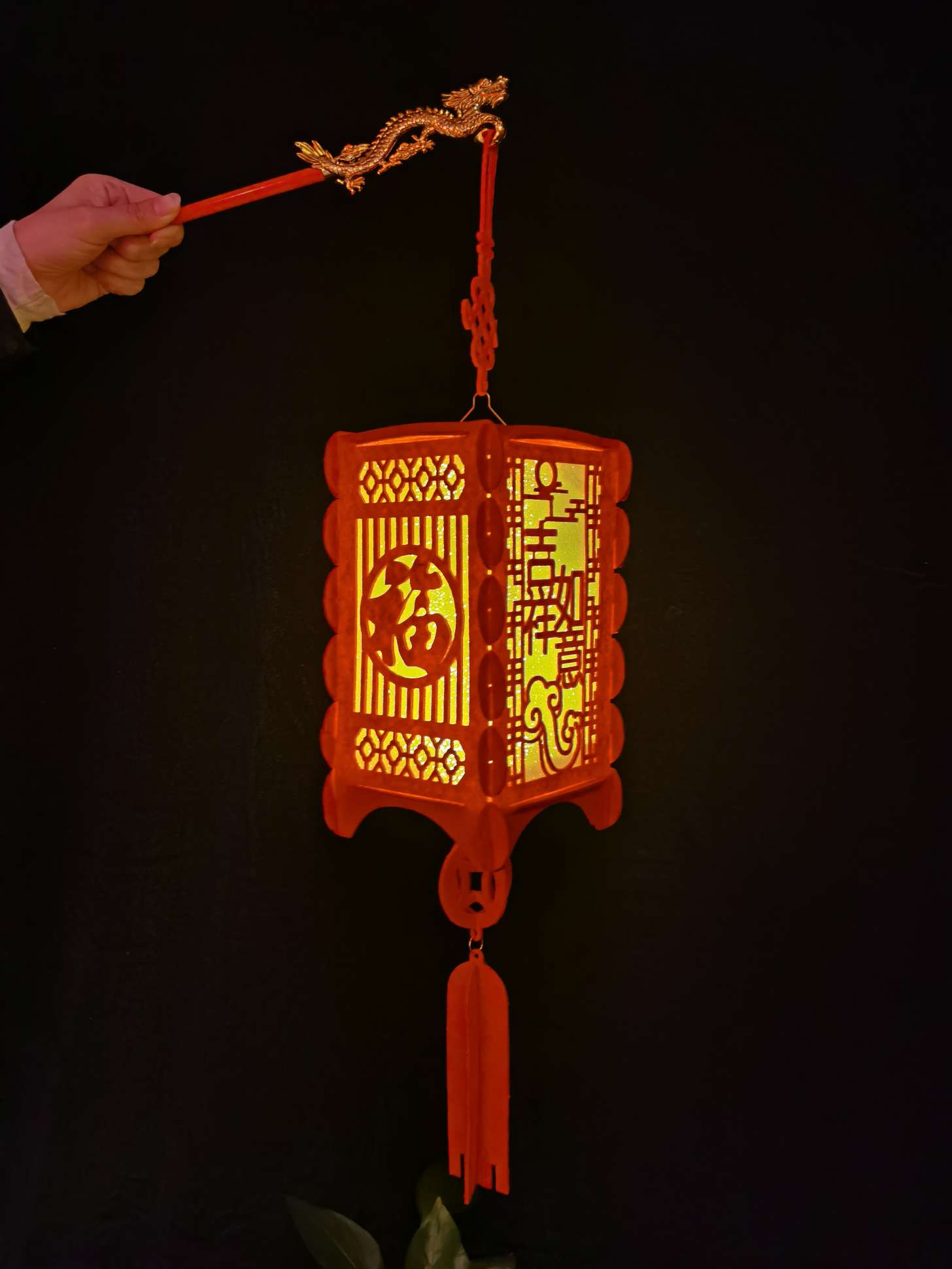 Spring Festival plush small lanterns are hung on trees as New Year decorations. Big red outdoor bonsai are used for indoor decoration during the Spring Festival Application Scenario