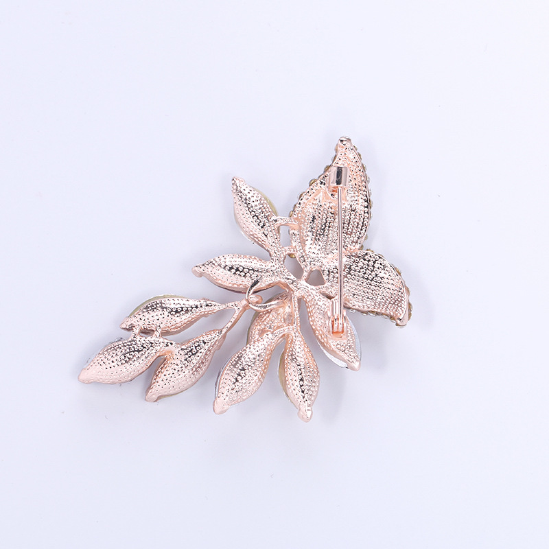 New best-selling crystal and water diamond corsages from Europe and America, women's best-selling glass brooches, pins, small accessories, clothing and accessories Specification image