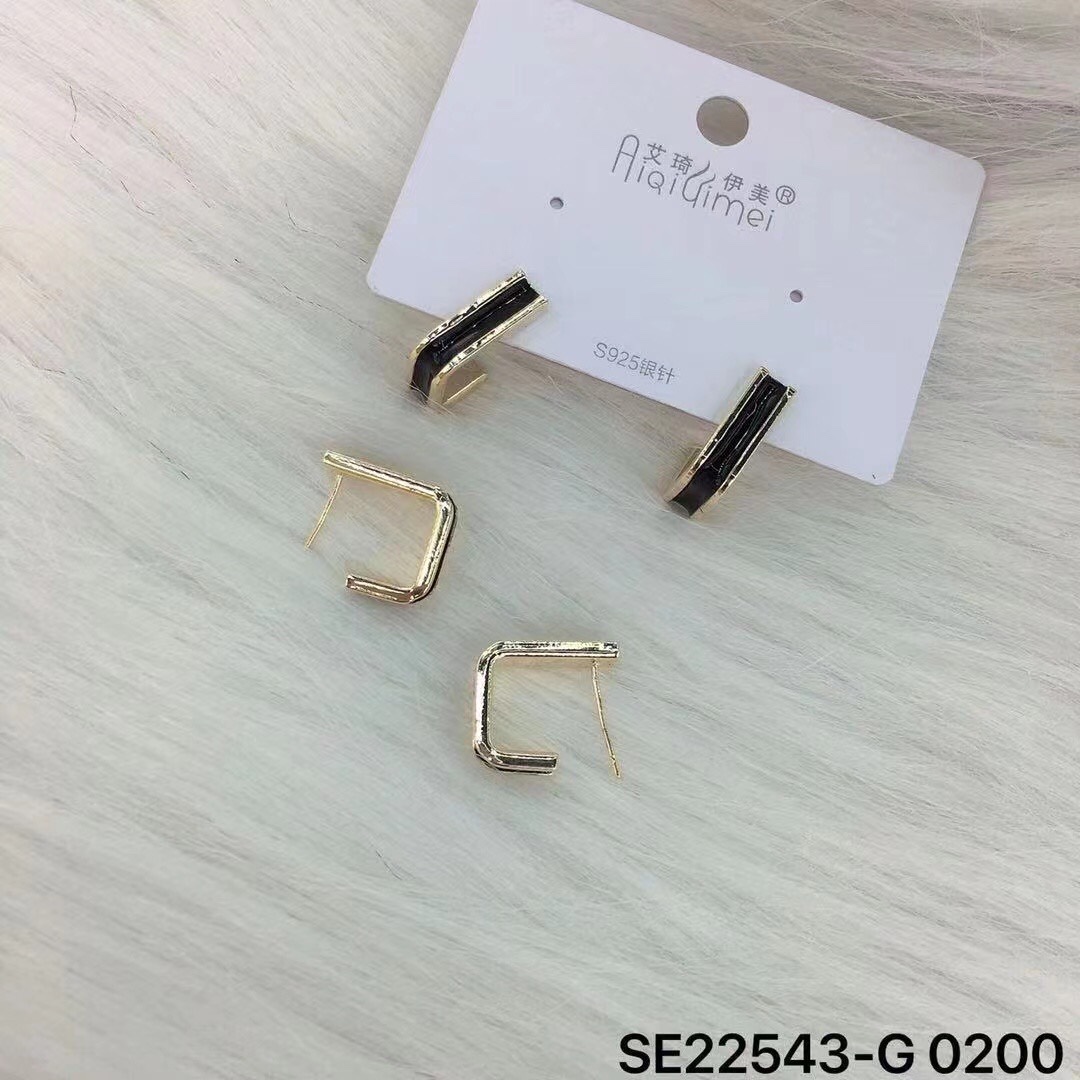 Negro medio anillo pendientes