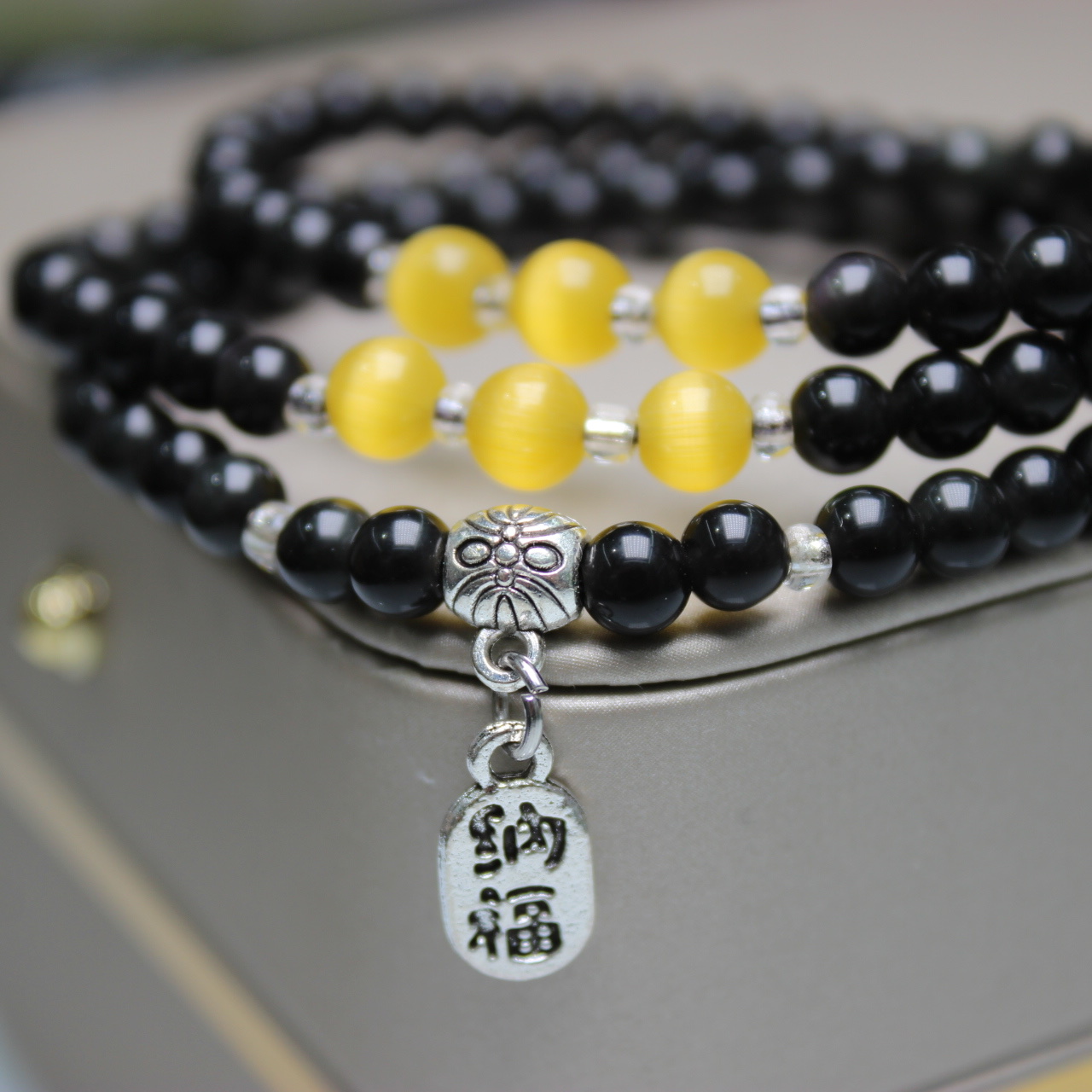 A 15-year-old store offers a 5mm three-ring white jade crystal pearl obsidian bracelet details Picture