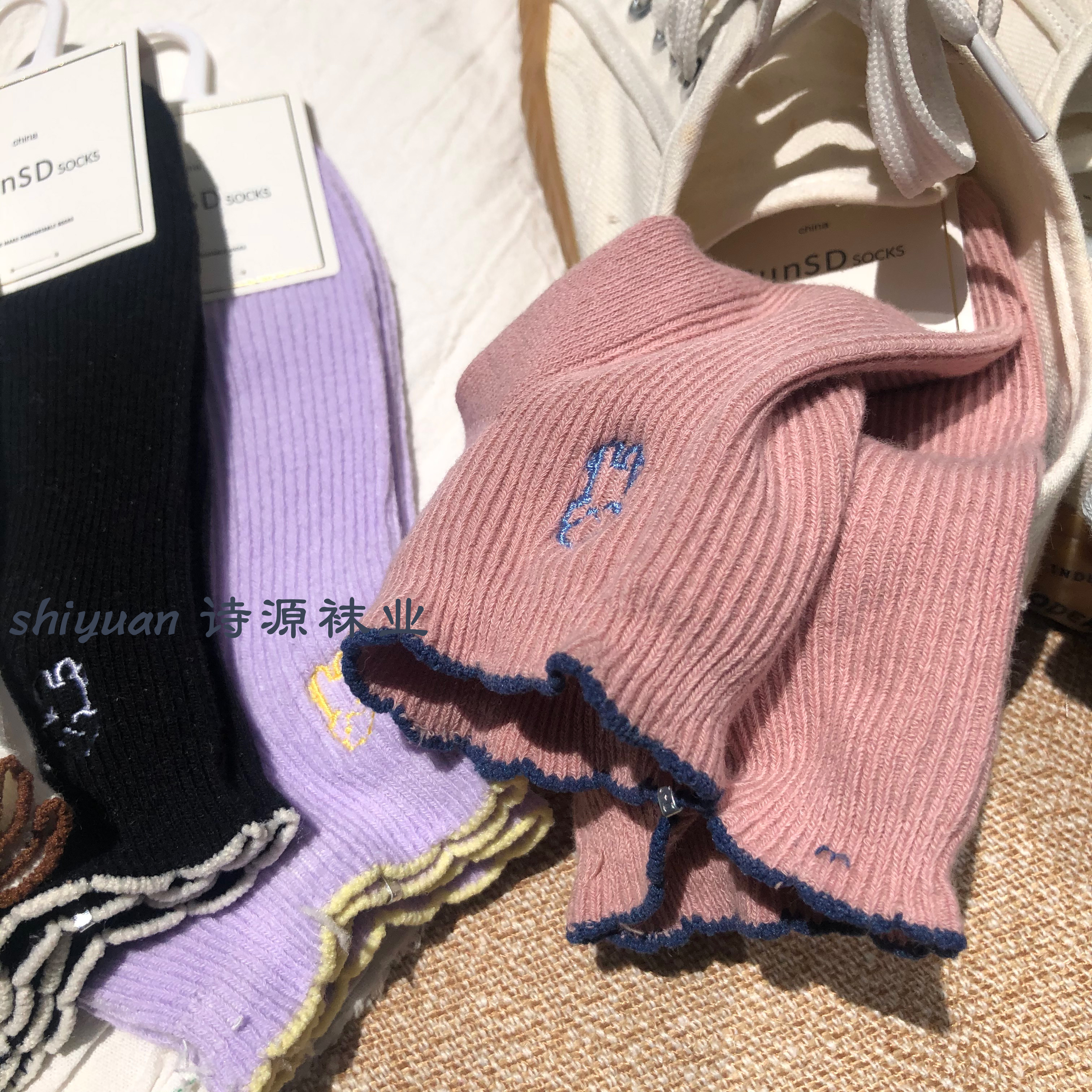 The 2021 season Korean-style lace, simple and versatile campus new double-needle boat socks with embroidery Application Scenario