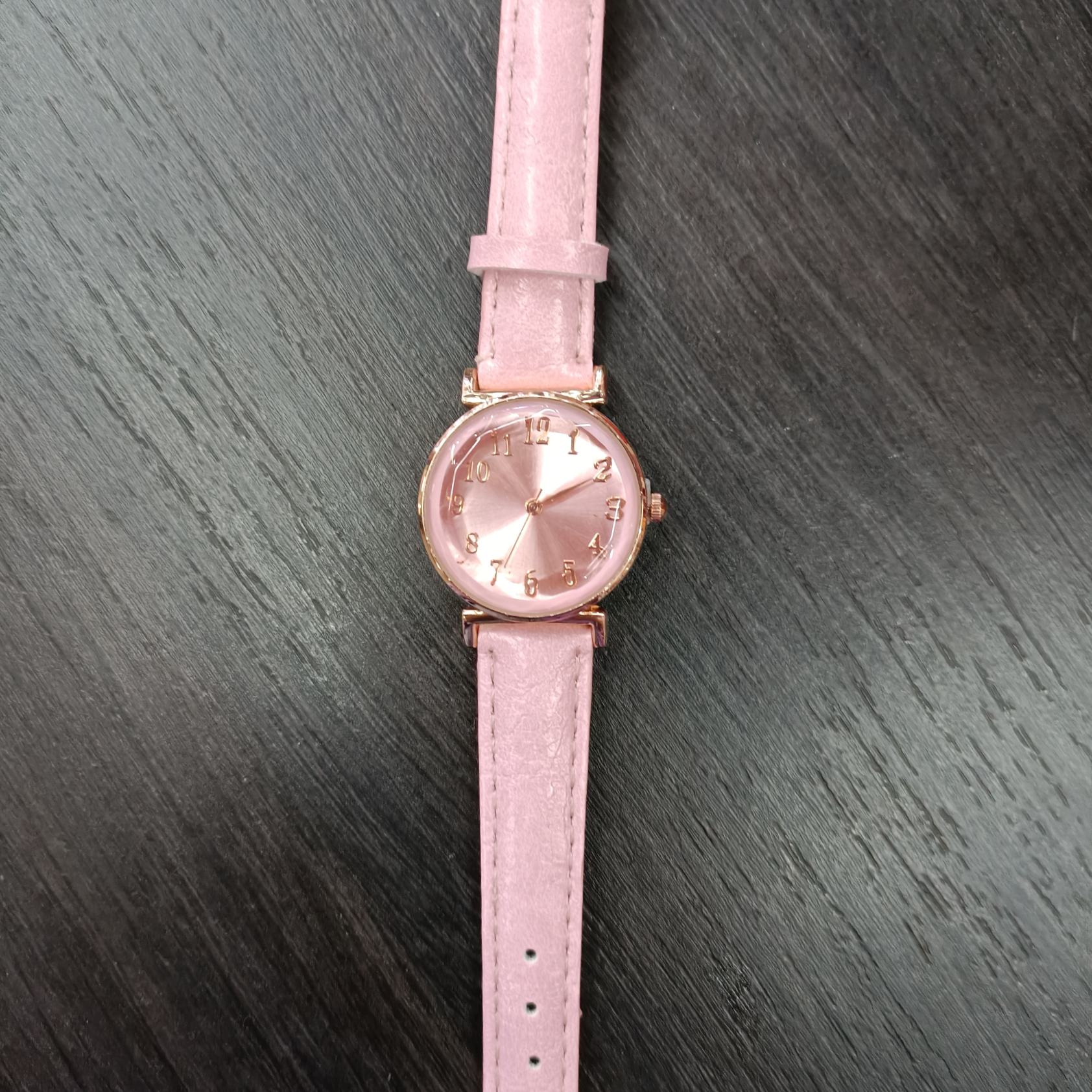 A new women's fashion, casual and simple watch