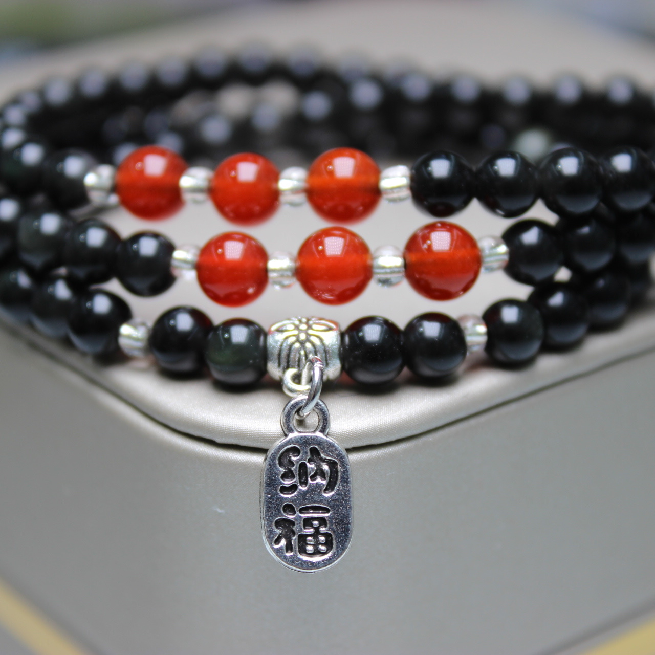 A 15-year-old store offers a 5mm three-ring white jade crystal pearl obsidian bracelet Application Scenario