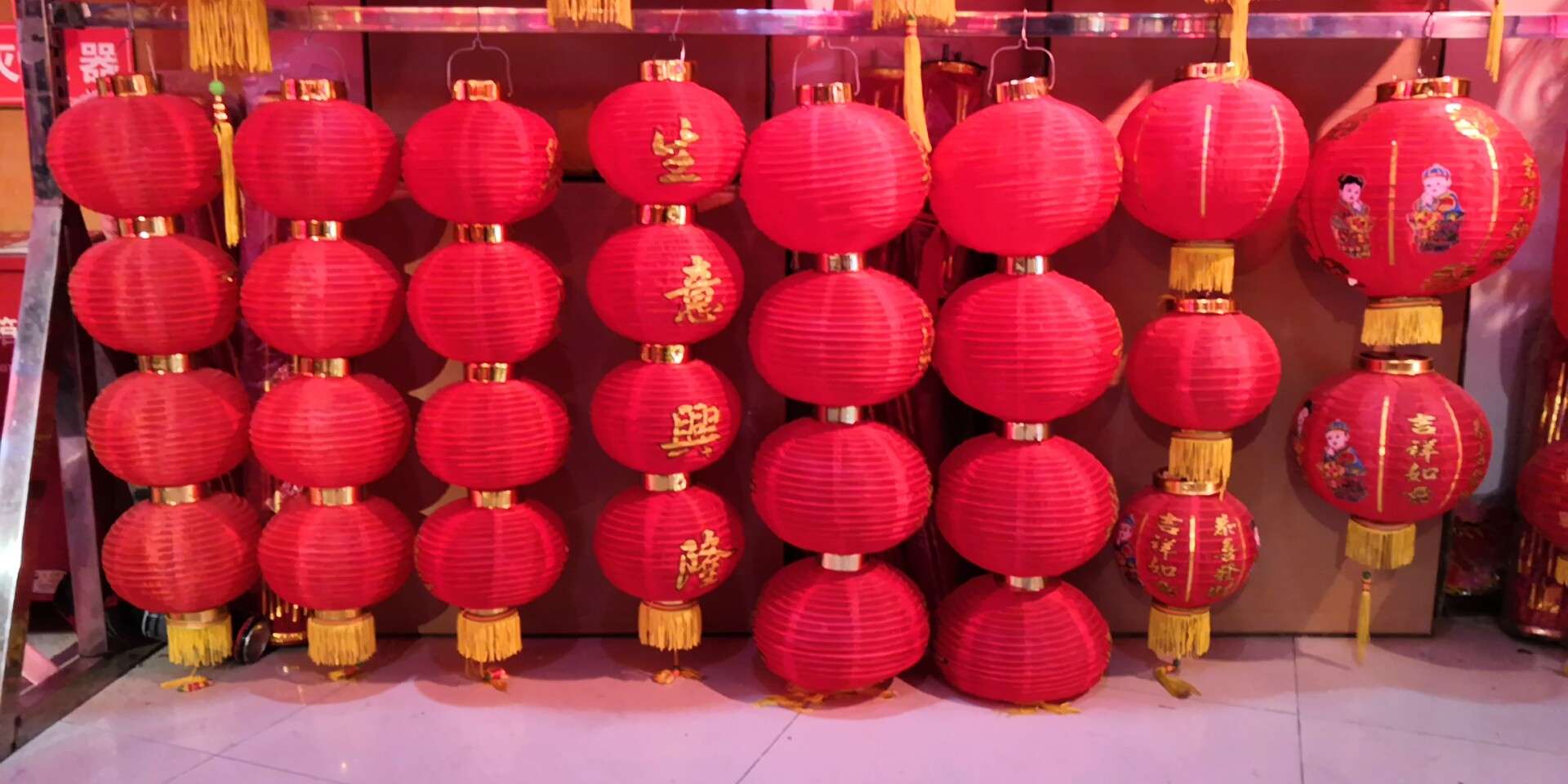 Red lantern strings of three, four, five, outdoor waterproof lanterns, Spring Festival advertisements, outdoor lantern decorations details Picture