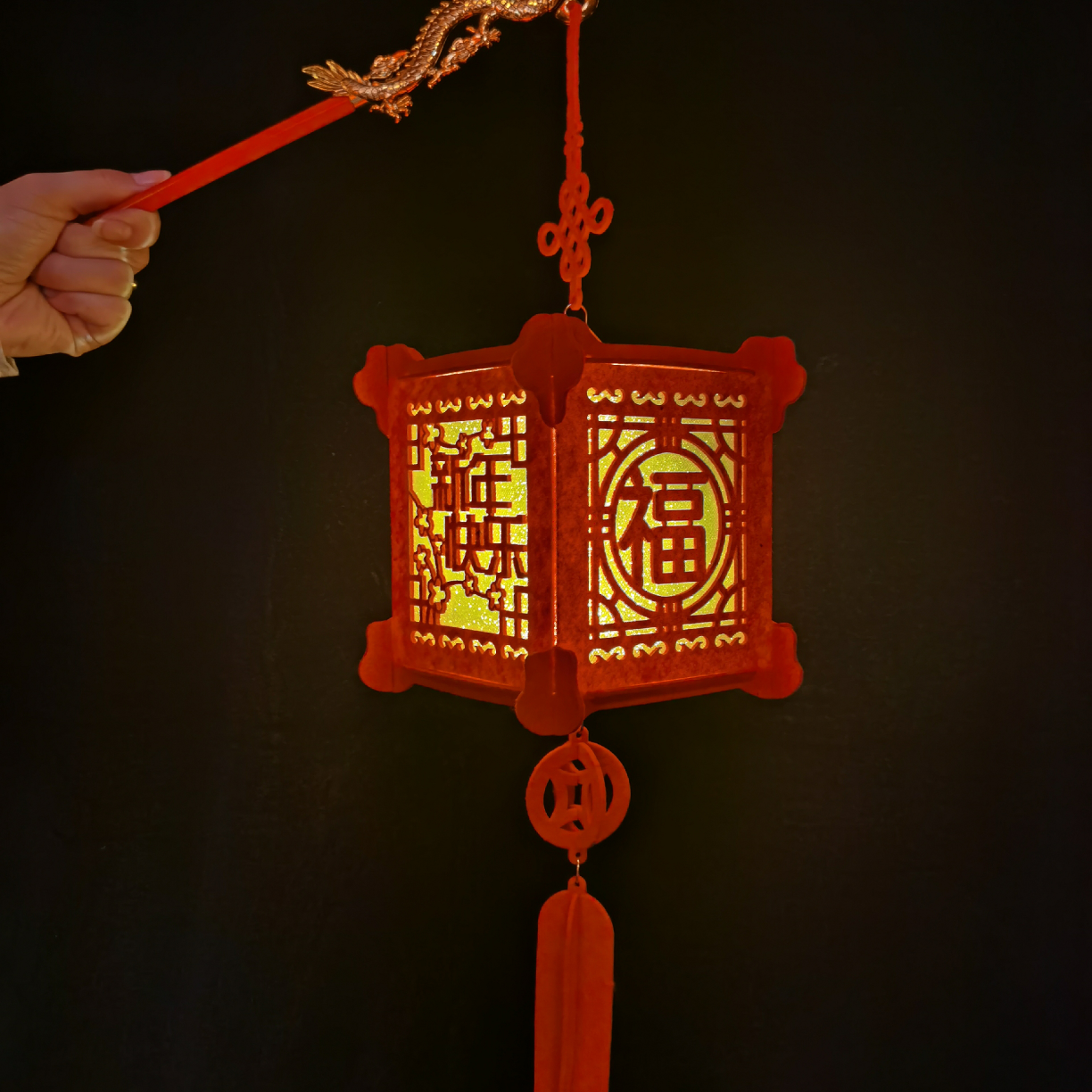 New Year decoration, indoor store opening, auspicious pendants, shopping mall event atmosphere, hanging decorations, scene arrangement, hanging decorations full figure