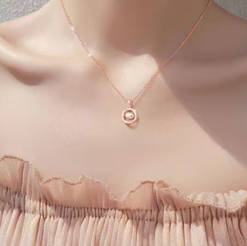 011 Women's necklace: Simple style collarbone necklace, French light luxury niche new product, exquisite pendant Application Scenario