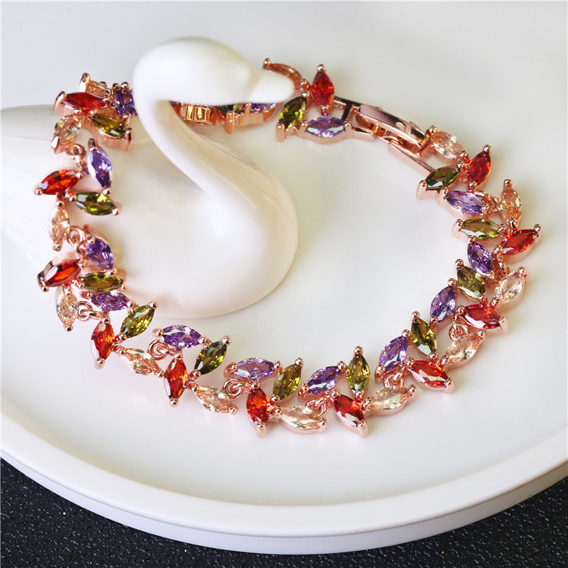 The Leaf Copper Zircon bracelet is a creative women's wristband with a new European and American style, a fashionable cross-border accessory for trendsetters details Picture