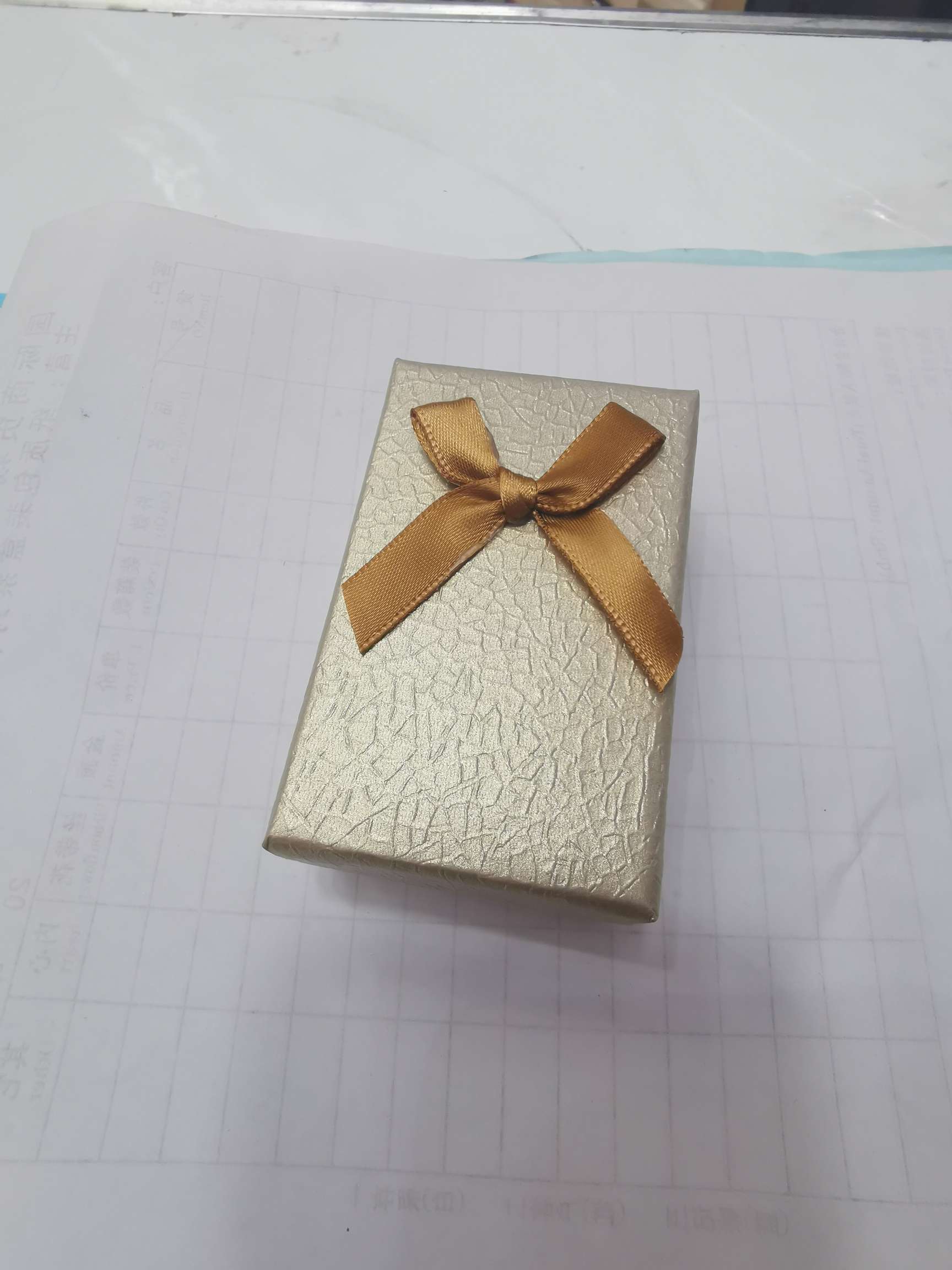 蝴蝶结盒127白底实物图