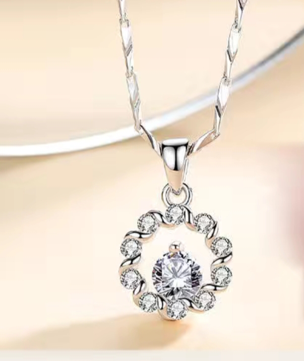 014 Women's necklace: Simple style collarbone necklace, French light luxury niche new product, exquisite pendant detail image 2