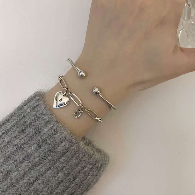 فنظام "آينز" مصمم السوار القلبي القديم، وهو ما يمكن أن ينظم تطور النساء Item Picture