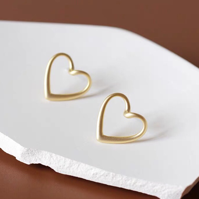 Exquisite hollow simple small fresh small cute fashion love earrings