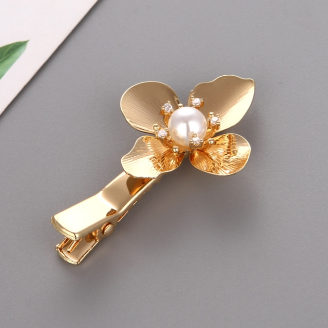 Golden duck clip