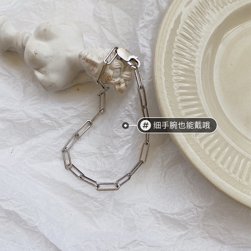 The high-end, niche design of the Korean version of the pendant is simple and individualistic