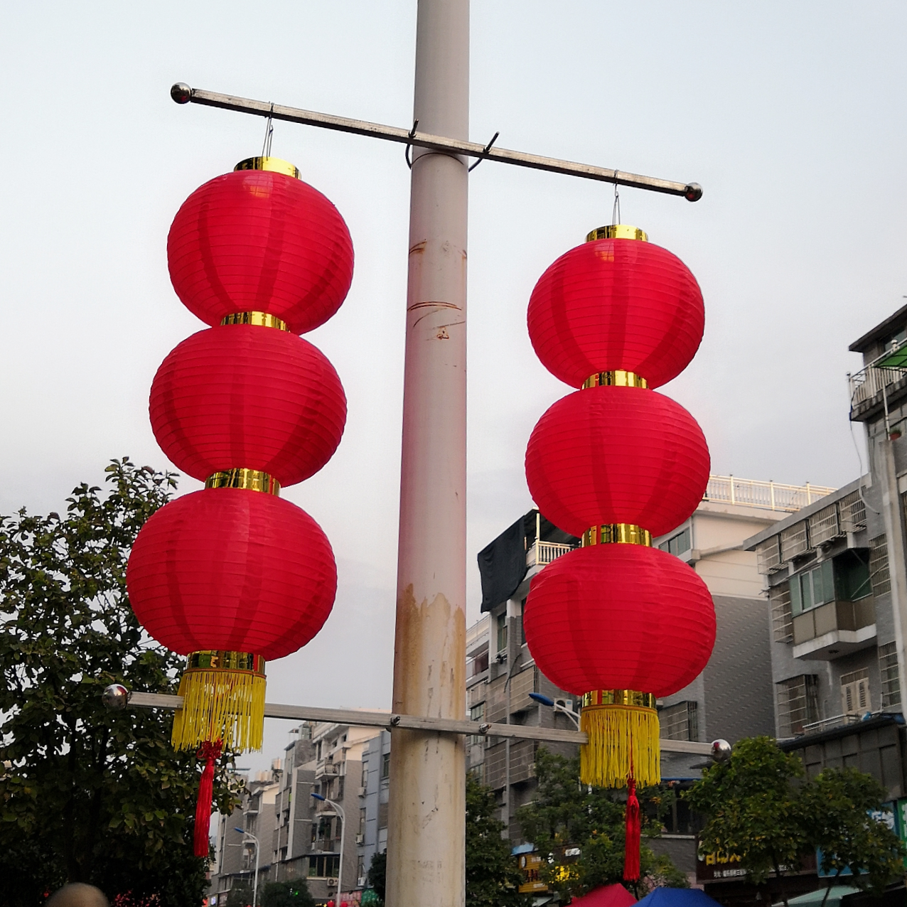 Red lantern strings of three, four, five, outdoor waterproof lanterns, Spring Festival and New Year advertisements, outdoor lantern decorations full figure