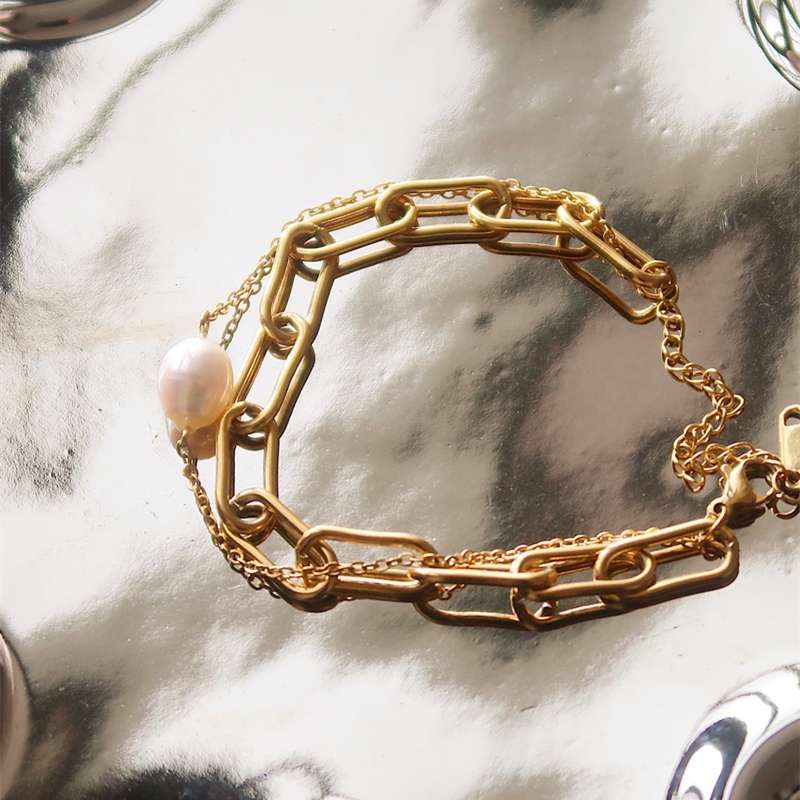 Double-layer natural pearl pendant bracelet, retro style, exaggerated thick chain, square gold-plated jewelry for women Application Scenario