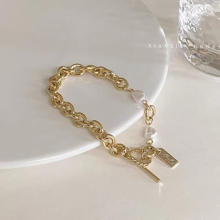 Pearl chain portrait bracelet for women, an Instagram niche design bracelet, with a unique and elegant style. It's a student's best friend and a popular online jewelry accessory