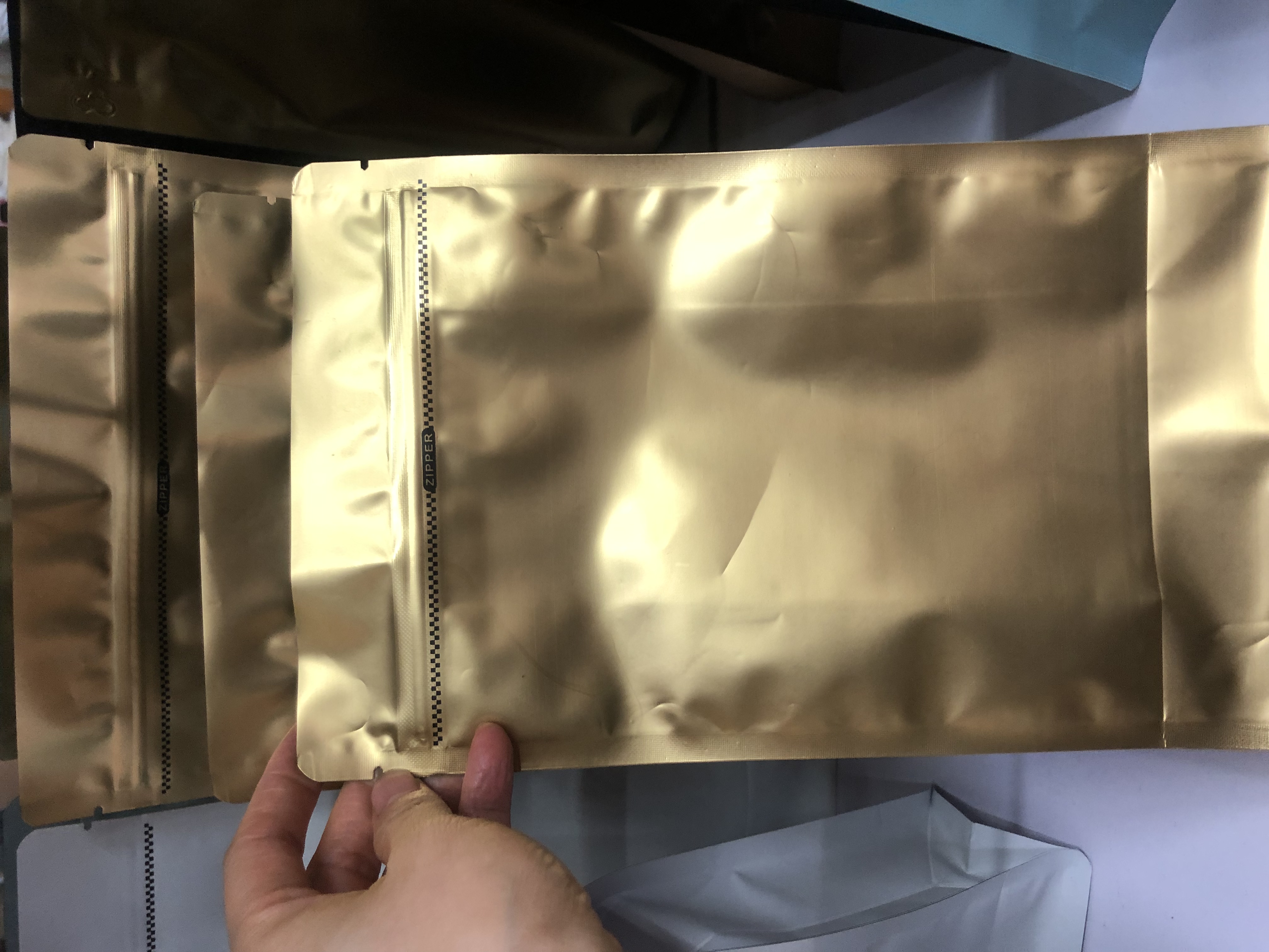 Coffee bag color aluminum foil bag octagonal sealing square zipper air valve bag food bag small gold Application Scenario