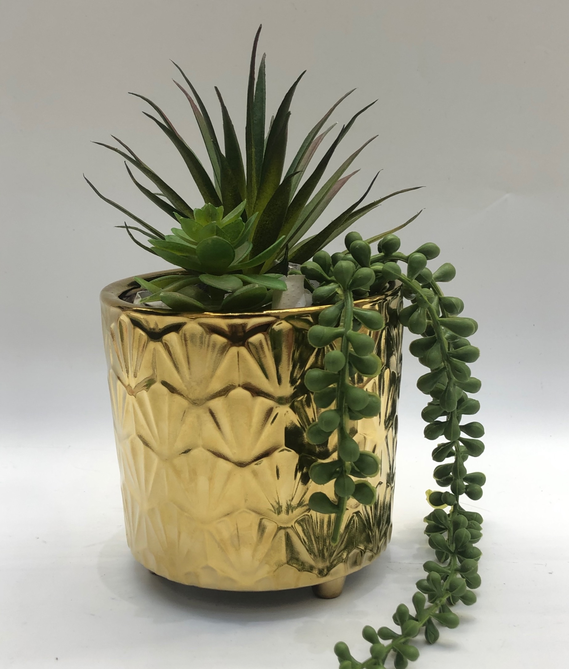 Simulated potted plants, ceramic flowerpots, electroplated gold flowerpots, succulent flowerpots, ceramic handicrafts, living room decoration, home, European luxurious, fashionable and creative dry flower arrangement, simulated flowers, home decoration items, golden castle vases details Picture
