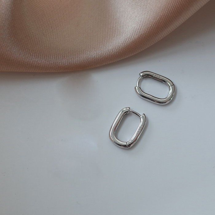 The C-12 Zircon stud earrings are gentle, versatile, and exude a sense of high-end sophistication in daily life. They are mini and compact Application Scenario