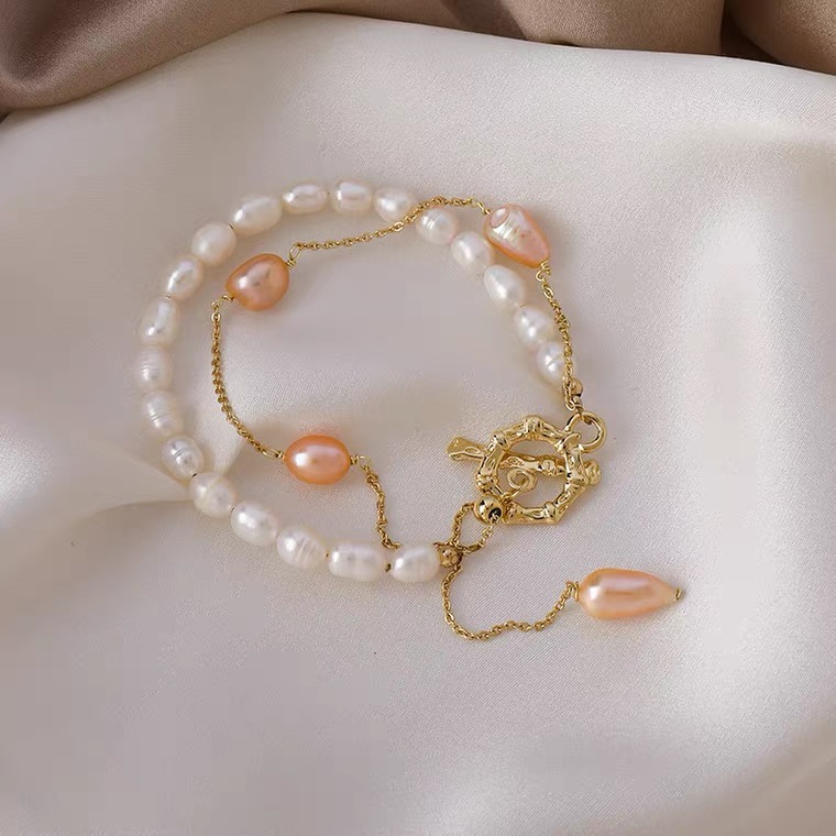 This spring and summer collection of double-layer natural freshwater pearl OT buckle bracelet is a beautiful and feminine wristband jewelry gift for best friends