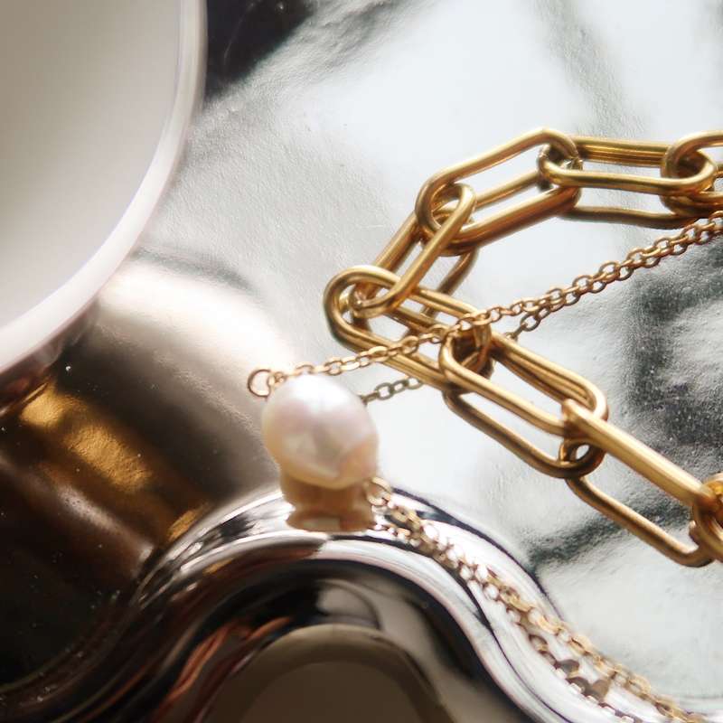 Double-layer natural pearl pendant bracelet, retro style, exaggerated thick chain, square gold-plated jewelry for women Item Picture