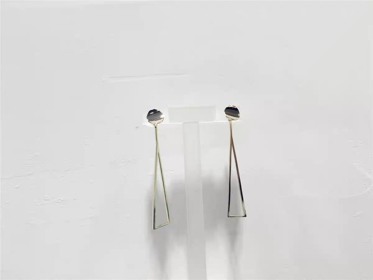 Simple and stylish metal round plate hollowed-out triangular stud earrings are popular casual earrings Application Scenario